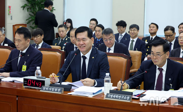 [서울=뉴시스] 고승민 기자 = 석종건 방위사업청장이 17일 서울 여의도 국회에서 열린 국방위원회의 방위사업청 등 국정감사에서 김병기 더불어민주당 원내대표 질의에 답하고 있다. 2025.10.17. kkssmm99@newsis.com