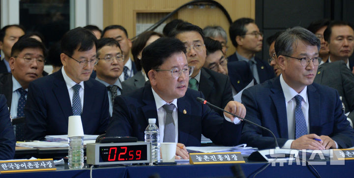 [전주=뉴시스] 김얼 기자 = 이승돈(가운데) 농촌진흥청장이 17일 전북 전주시 농촌진흥청에서 열린 '2025년도 농림축산식품해양수산위원회 국정감사'에 참석해 질의에 답변하고 있다. 2025.10.17. pmkeul@newsis.com