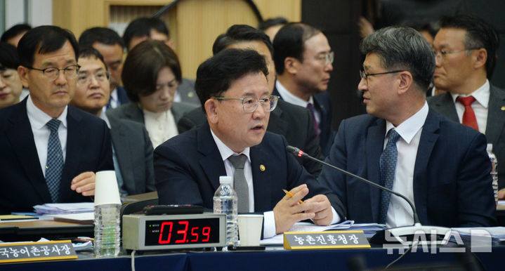 [전주=뉴시스] 김얼 기자 = 이승돈(가운데) 농촌진흥청장이 17일 전북 전주시 농촌진흥청에서 열린 '2025년도 농림축산식품해양수산위원회 국정감사'에 참석해 질의에 답변하고 있다. 2025.10.17. pmkeul@newsis.com