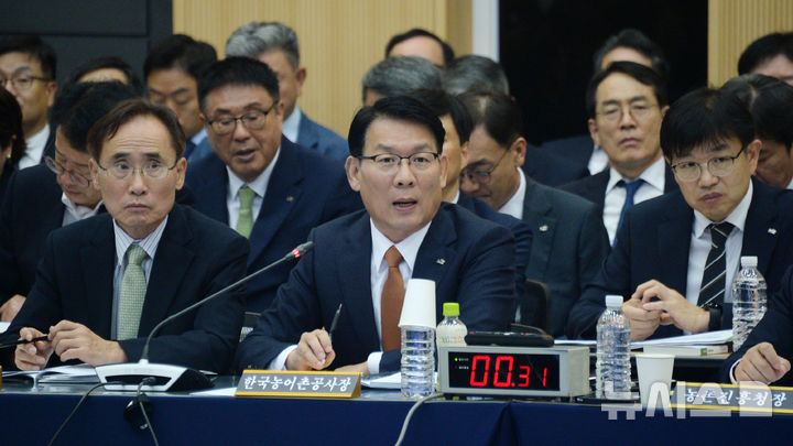[전주=뉴시스] 김얼 기자 = 김인중(가운데) 한국농어촌공사 사장이 17일 전북 전주시 농촌진흥청에서 열린 '2025년도 농림축산식품해양수산위원회 국정감사'에 참석해 질의에 답변하고 있다. 2025.10.17. pmkeul@newsis.com