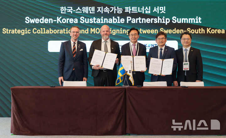 [나주=뉴시스] 한국에너지공과대학교(KENTECH·켄텍)는 16일 서울 용산구 그랜드하얏트 호텔에서 열린 '한국-스웨덴 지속 가능한 파트너십 서밋'에서 전력반도체와 청정에너지 분야의 공동연구 허브 구축을 위해 나주시, 스웨덴 국립연구소 리세(RISE)와 업무협약(MOU)을 체결했다. (사진=켄텍 제공) 2025.10.17. photo@newsis.com *재판매 및 DB 금지