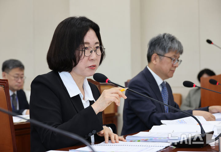 [서울=뉴시스] 김금보 기자 = 이미선 기상청장이 17일 서울 여의도 국회에서 열린 기후에너지환경노동위원회 국정감사에서 의원 질의에 답하고 있다. 2025.10.17. kgb@newsis.com