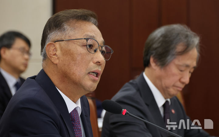 [서울=뉴시스] 김금보 기자 = 강중구 건강보험심사평가원 원장이 17일 서울 여의도 국회에서 열린 보건복지위원회 국정감사에서 의원 질의에 답하고 있다. 2025.10.17. kgb@newsis.com