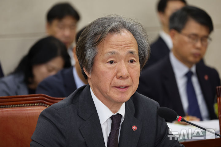 [서울=뉴시스] 김금보 기자 = 정기석 국민건강보험공단 이사장이 17일 서울 여의도 국회에서 열린 보건복지위원회 국정감사에서 의원 질의에 답하고 있다. 2025.10.17. kgb@newsis.com