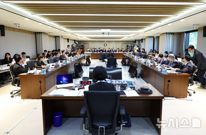 [서울=뉴시스] 최진석 기자 = 17일 서울 종로구 헌법재판소에서 국회 법제사법위원회의 헌법재판소(사무처)와 헌법재판연구원에 대한 국정감사가 열리고 있다. 2025.10.17. myjs@newsis.com