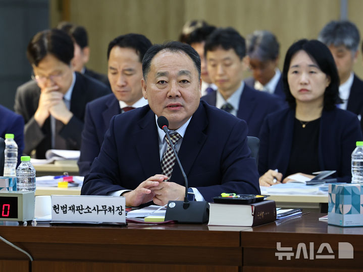 [서울=뉴시스] 최진석 기자 = 손인혁 헌법재판소 사무처장이 17일 서울 종로구 헌법재판소에서 열린 국회 법제사법위원회의 헌법재판소(사무처)와 헌법재판연구원에 대한 국정감사에서 의원들의 질의에 답하고 있다. 2025.10.17. myjs@newsis.com