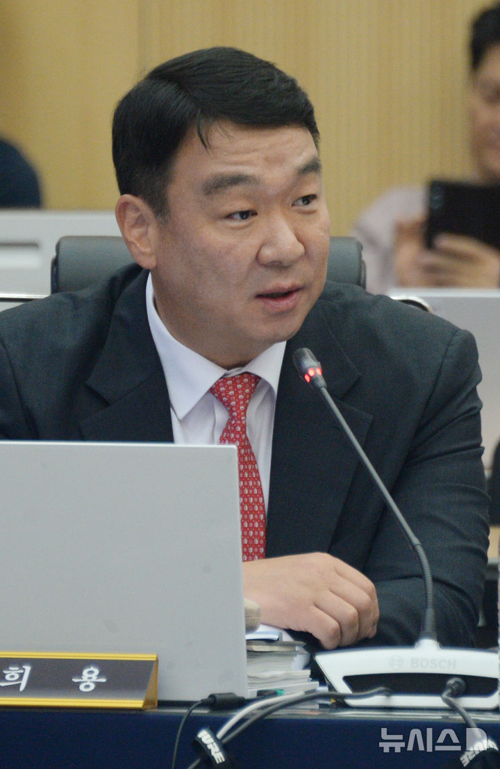 [전주=뉴시스] 김얼 기자 = 국민의힘 정희용 국회의원이 17일 전북 전주시 농촌진흥청에서 열린 '2025년도 농림축산식품해양수산위원회 국정감사'에 참석해 발언하고 있다. 2025.10.17. pmkeul@newsis.com