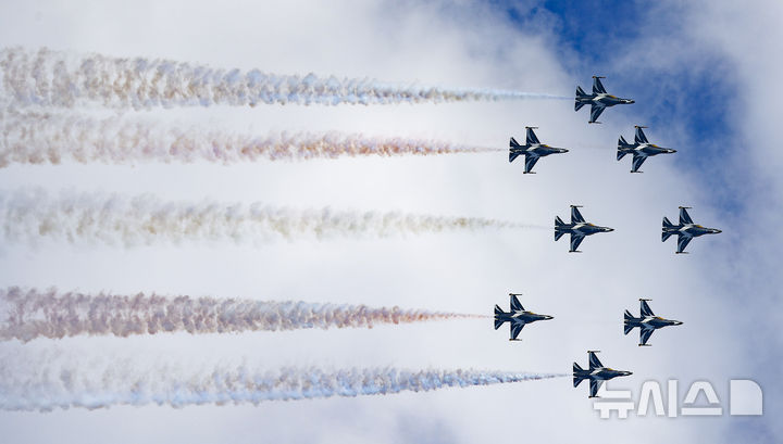 [성남=뉴시스] 김근수 기자 = 서울ADEX 2025 개막 첫 날인 17일 오전 경기 성남시 서울공항에서 공군 블랙이글스가 상공에서 축하비행을 하고 있다. 2025.10.17. ks@newsis.com