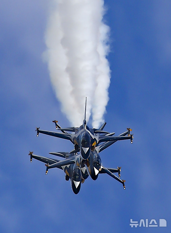 [성남=뉴시스] 김근수 기자 = 서울ADEX 2025 개막 첫 날인 17일 오전 경기 성남시 서울공항에서 공군 블랙이글스가 상공에서 축하비행을 하고 있다. 2025.10.17. ks@newsis.com