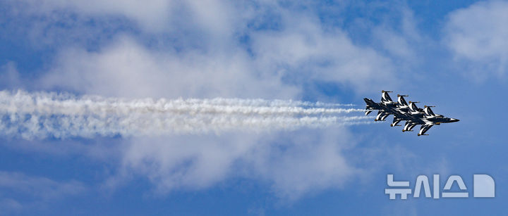 [성남=뉴시스] 김근수 기자 = 서울ADEX 2025 개막 첫 날인 17일 오전 경기 성남시 서울공항에서 공군 블랙이글스가 상공에서 축하비행을 하고 있다. 2025.10.17. ks@newsis.com