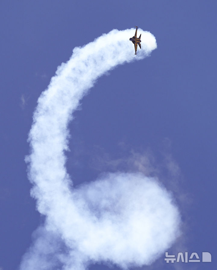 [성남=뉴시스] 김근수 기자 = 서울ADEX 2025 개막 첫 날인 17일 오전 경기 성남시 서울공항에서 공군 블랙이글스가 상공에서 축하비행을 하고 있다. 2025.10.17. ks@newsis.com