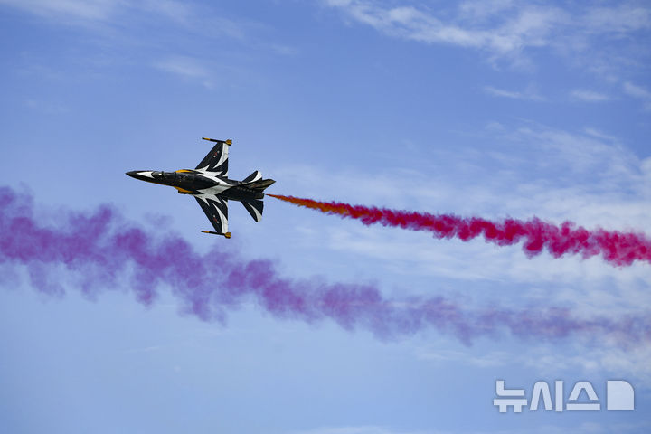 [성남=뉴시스] 김근수 기자 = 서울ADEX 2025 개막 첫 날인 17일 오전 경기 성남시 서울공항에서 공군 블랙이글스가 상공에서 축하비행을 하고 있다. 2025.10.17. ks@newsis.com