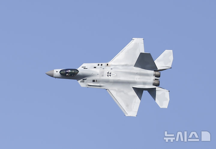 [성남=뉴시스] 김근수 기자 = 서울ADEX 2025 개막 첫 날인 17일 오전 경기 성남시 서울공항에서 공군 KF-21이 상공에서 단기 기동을 하고 있다. 2025.10.17. ks@newsis.com