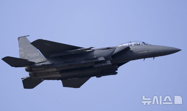 [성남=뉴시스] 김근수 기자 = 서울ADEX 2025 개막 첫 날인 17일 오전 경기 성남시 서울공항에서 공군 F15-K가 상공에서 축하비행을 하고 있다. 2025.10.17. ks@newsis.com