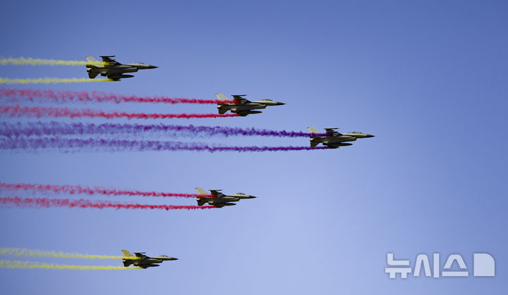 [성남=뉴시스] 김근수 기자 = 서울ADEX 2025 개막 첫 날인 17일 오전 경기 성남시 서울공항에서 공군 전투기들이 상공에서 축하비행을 하고 있다. 2025.10.17. ks@newsis.com