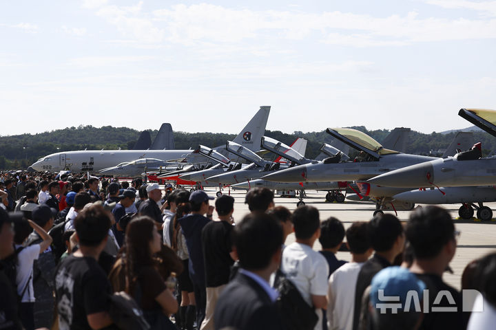 [성남=뉴시스] 김근수 기자 = 서울ADEX 2025 개막 첫 날인 17일 오전 경기 성남시 서울공항에서 관람객들이 공군 블랙이글스 축하비행을 관람하고 있다. 2025.10.17. ks@newsis.com