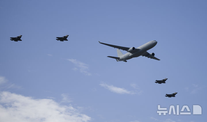 [성남=뉴시스] 김근수 기자 = 서울ADEX 2025 개막 첫 날인 17일 오전 경기 성남시 서울공항에서 공군 시그너스와 F-35A가 상공에서 축하비행을 하고 있다. 2025.10.17. ks@newsis.com