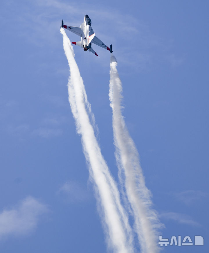 [성남=뉴시스] 김근수 기자 = 서울ADEX 2025 개막 첫 날인 17일 오전 경기 성남시 서울공항에서 공군 T-50이 상공에서 단기 기동을 하고 있다. 2025.10.17. ks@newsis.com