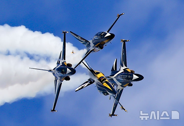 [성남=뉴시스] 김근수 기자 = 서울ADEX 2025 개막 첫 날인 17일 오전 경기 성남시 서울공항에서 공군 블랙이글스가 상공에서 축하비행을 하고 있다. 2025.10.17. ks@newsis.com