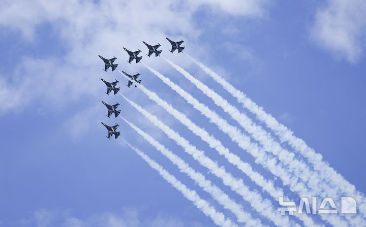 [성남=뉴시스] 김근수 기자 = 서울ADEX 2025 개막 첫 날인 17일 오전 경기 성남시 서울공항에서 공군 블랙이글스가 상공에서 축하비행을 하고 있다. 2025.10.17. ks@newsis.com