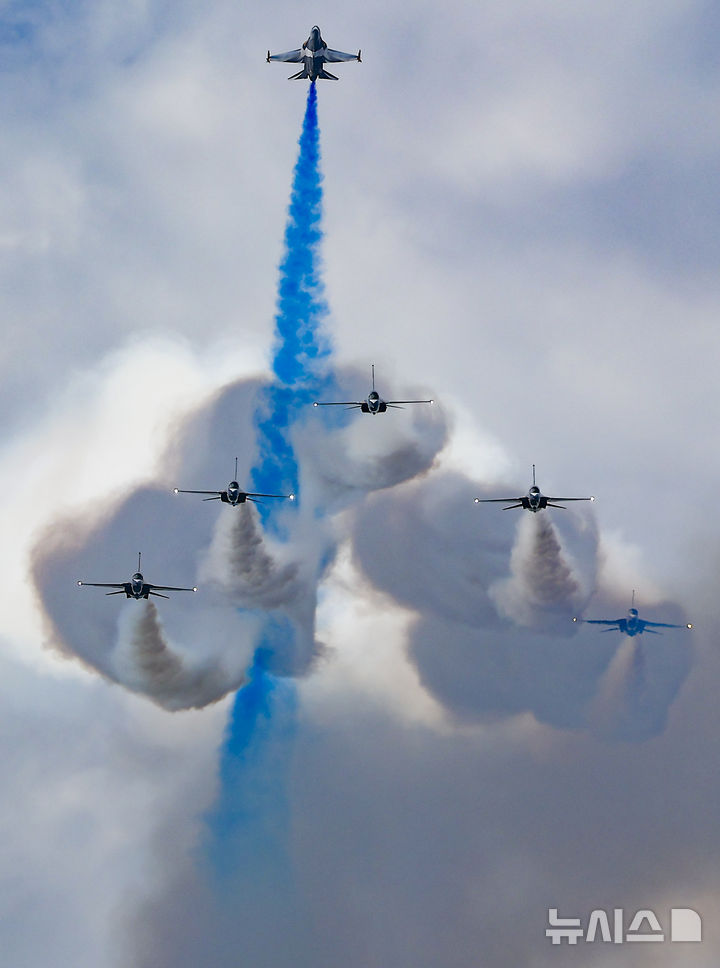[성남=뉴시스] 김근수 기자 = 서울ADEX 2025 개막 첫 날인 17일 오전 경기 성남시 서울공항에서 공군 블랙이글스가 상공에서 축하비행을 하고 있다. 2025.10.17. ks@newsis.com
