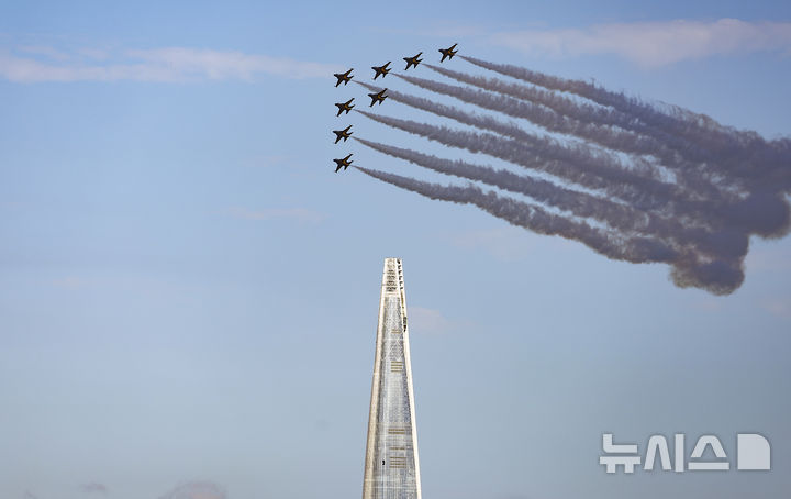[성남=뉴시스] 김근수 기자 = 서울ADEX 2025 개막 첫 날인 17일 오전 경기 성남시 서울공항에서 공군 블랙이글스가 상공에서 축하비행을 하고 있다. 2025.10.17. ks@newsis.com