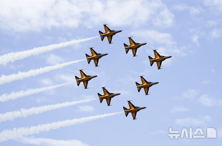 [성남=뉴시스] 김근수 기자 = 서울ADEX 2025 개막 첫 날인 17일 오전 경기 성남시 서울공항에서 공군 블랙이글스가 상공에서 축하비행을 하고 있다. 2025.10.17. ks@newsis.com