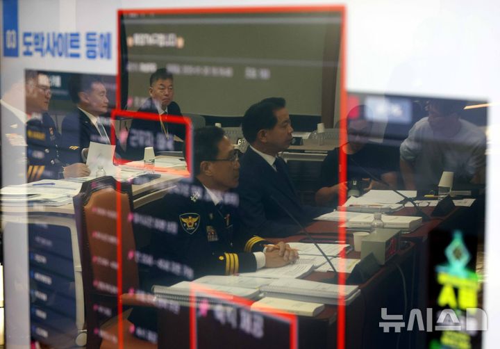 [서울=뉴시스] 조성봉 기자 = 유재성 경찰청장 직무대행이 17일 오전 서울 서대문구 경찰청에서 열린 행정안전위원회 국정감사에서 캄보디아에 기반을 둔 범죄 조직들의 대표적 불법 취업 알선 통로로 악용돼온 ‘하데스 카페’ 화면을 바라보고 있다. 2025.10.17. suncho21@newsis.com