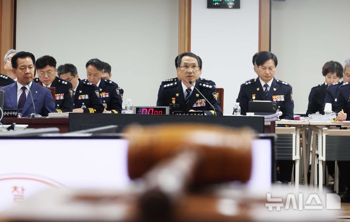 [서울=뉴시스] 조성봉 기자 = 유재성 경찰청장 직무대행이 17일 오전 서울 서대문구 경찰청에서 열린 행정안전위원회 국정감사에서 의원의 질의에 답변하고 있다. 2025.10.17. suncho21@newsis.com