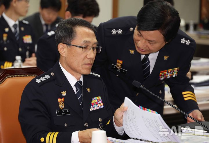 [서울=뉴시스] 조성봉 기자 = 유재성 경찰청장 직무대행이 17일 오전 서울 서대문구 경찰청에서 열린 행정안전위원회 국정감사에 앞서 손제한(오른쪽) 서울경찰청 수사차장과 대화를 하고 있다. 2025.10.17. suncho21@newsis.com