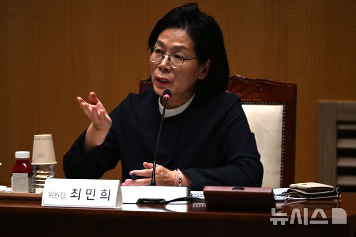 [광주=뉴시스] 이현행 기자 = 최민희 국회 과학기술정보방송통신위원장이 17일 오전 광주 북구 광주과학기술원(GIST)에서 열린 과방위 국정감사 현장시찰에서 발언하고 있다. 2025.10.17. lhh@newsis.com