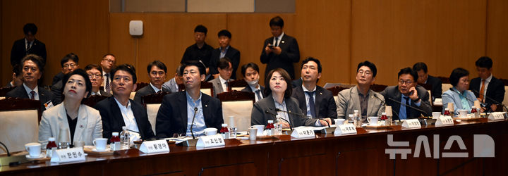 [광주=뉴시스] 이현행 기자 = 국회 과학기술정보방송통신위원회 소속 의원들이 17일 오전 광주 북구 광주과학기술원(GIST)에서 GIST와 국립광주과학관 현황 보고를 듣고 있다. 2025.10.17. lhh@newsis.com