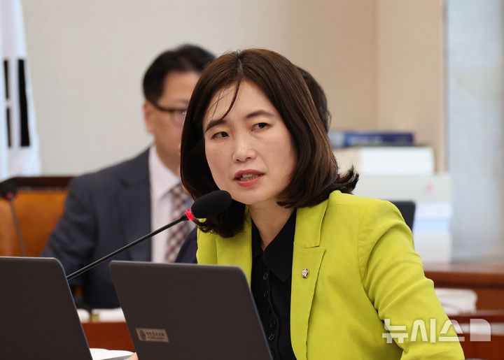 [서울=뉴시스] 김금보 기자 = 김소희 국민의힘 의원이 17일 서울 여의도 국회에서 열린 기후에너지환경노동위원회 국정감사에서 이미선 기상청장에게 질의를 하고 있다. 2025.10.17. kgb@newsis.com