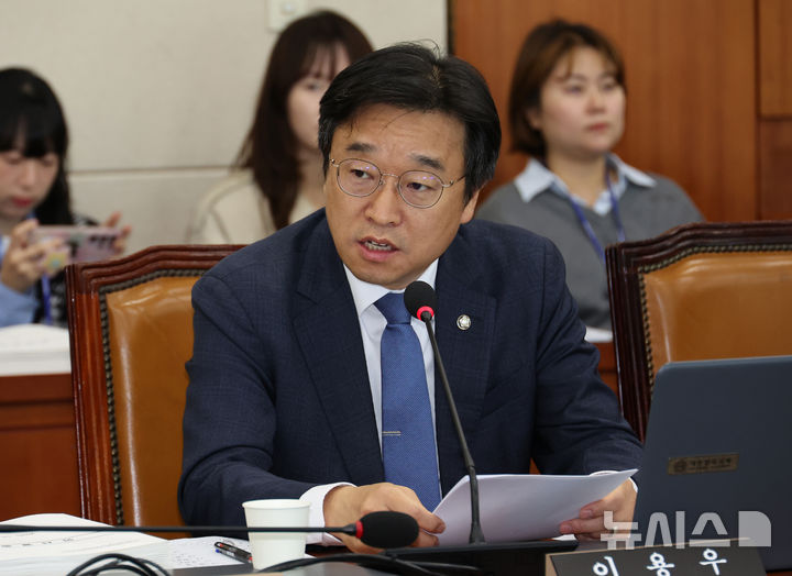 [서울=뉴시스] 김금보 기자 = 이용우 더불어민주당 의원이 17일 서울 여의도 국회에서 열린 기후에너지환경노동위원회 국정감사에서 이미선 기상청장에게 질의를 하고 있다. 2025.10.17. kgb@newsis.com