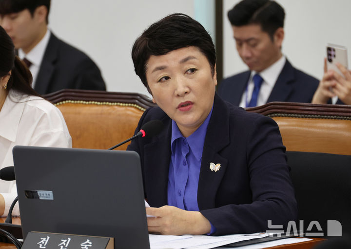 [서울=뉴시스] 전진숙 더불어민주당 의원이 지난해 10월 17일 서울 여의도 국회에서 열린 보건복지위원회 국정감사에서 질의를 하는 모습. (사진=뉴시스 DB) 2025.10.17. photo@newsis.com