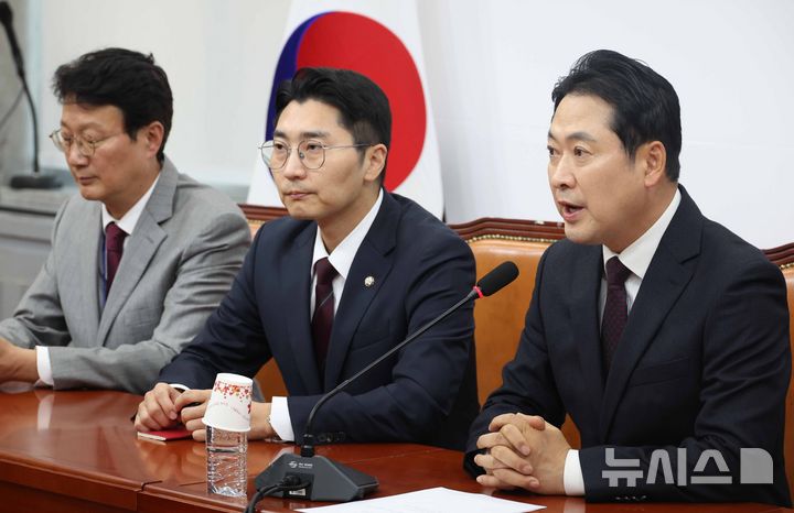 [서울=뉴시스] 조성봉 기자 = 장동혁 국민의힘 대표가 17일 오후 서울 여의도 국회에서 열린 '한미 관세협상' 관련 기자간담회에서 입장 발표를 하고 있다. 2025.10.17. suncho21@newsis.com