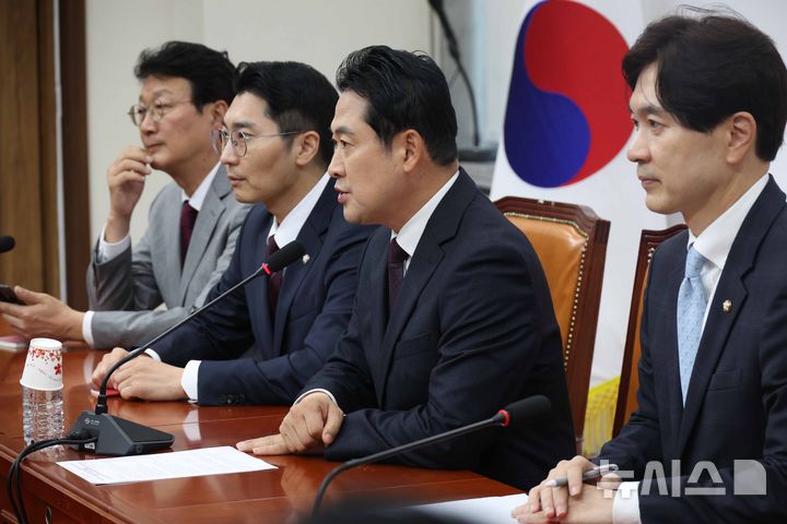 [서울=뉴시스] 조성봉 기자 = 장동혁 국민의힘 대표가 17일 오후 서울 여의도 국회에서 열린 '한미 관세협상' 관련 기자간담회에서 입장 발표를 하고 있다. 2025.10.17. suncho21@newsis.com