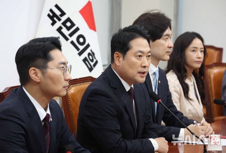 [서울=뉴시스] 조성봉 기자 = 장동혁 국민의힘 대표가 17일 오후 서울 여의도 국회에서 열린 '한미 관세협상' 관련 기자간담회에서 입장 발표를 하고 있다. 2025.10.17. suncho21@newsis.com