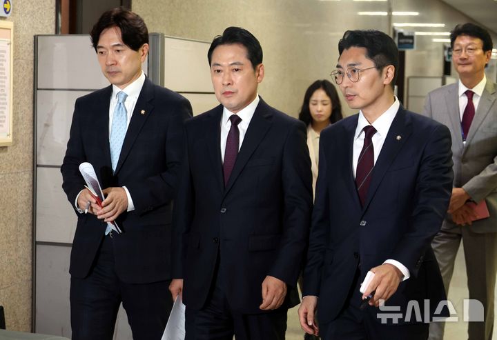 [서울=뉴시스] 조성봉 기자 = 장동혁 국민의힘 대표가 17일 오후 서울 여의도 국회에서 열린 '한미 관세협상' 관련 기자간담회에 참석하고 있다. 2025.10.17. suncho21@newsis.com