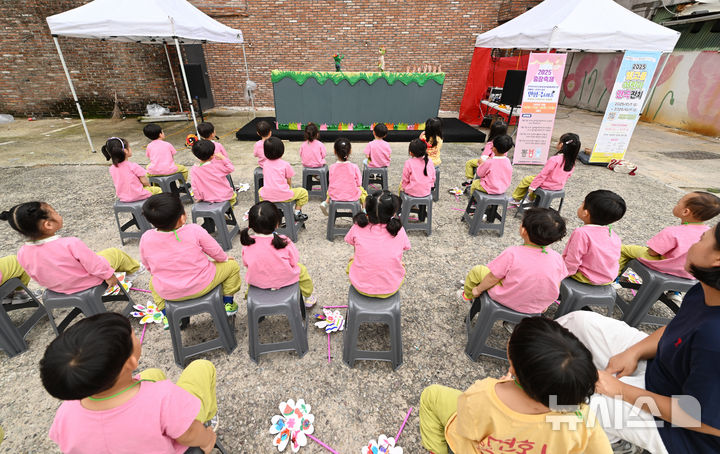 [광주=뉴시스] 이영주 기자 = 제22회 추억의 충장축제 사흘째인 17일 오후 광주 동구 예술의거리에서 전남대학교 RISE사업단과 교육극단 파랑새가 함께하는 인형극 '굴개굴개 청개구리'가 선보여지고 있다. 2025.10.17. leeyj2578@newsis.com