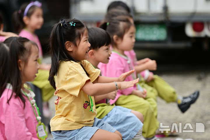 [광주=뉴시스] 이영주 기자 = 제22회 추억의 충장축제 사흘째인 17일 오후 광주 동구 예술의거리에서 전남대학교 라이즈(RISE)사업단과 교육극단 파랑새가 함께하는 인형극 '굴개굴개 청개구리'가 선보여지고 있다. 인형극을 보는 유치원생들이 즐거워하고 있다. 2025.10.17. leeyj2578@newsis.com