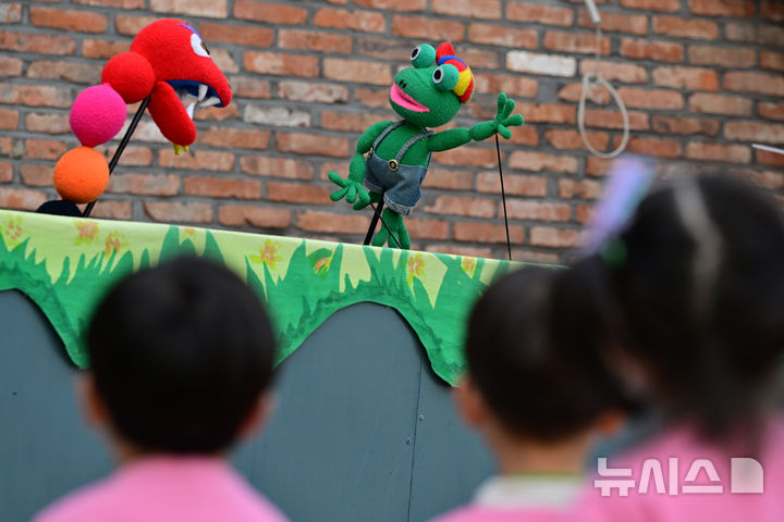 [광주=뉴시스] 이영주 기자 = 제22회 추억의 충장축제 사흘째인 17일 오후 광주 동구 예술의거리에서 전남대학교 라이즈(RISE)사업단과 교육극단 파랑새가 함께하는 인형극 '굴개굴개 청개구리'가 선보여지고 있다. 2025.10.17.leeyj2578@newsis.com