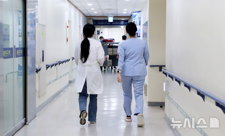 [서울=뉴시스] 김혜진 기자 = 서울 시내의 한 대학병원에서 의료진들이 이동하고 있다. 기사 내용과 관계 없음. 2025.10.17. jini@newsis.com