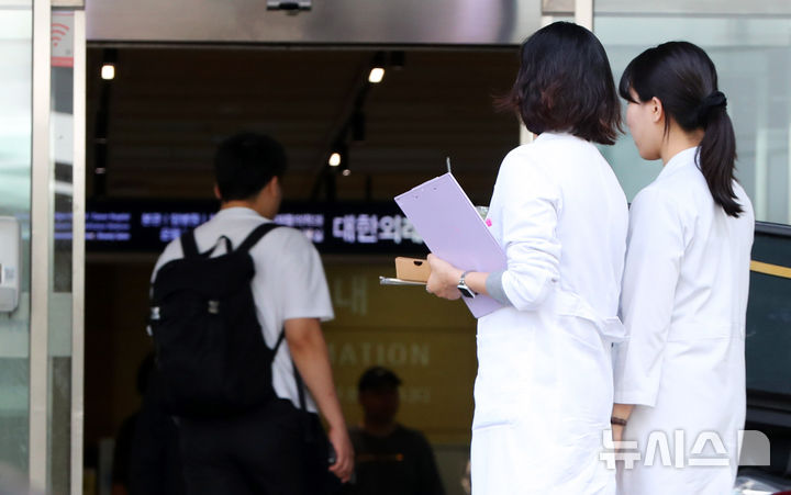 [서울=뉴시스] 김혜진 기자 = 의정갈등으로 촉발된 의료공백 사태에서 발령한 보건의료 위기경보 심각 단계가 오는 20일부로 해제되는 가운데 17일 오후 서울 시내의 한 대학병원에서 의료진이 이동하고 있다. 2025.10.17. jini@newsis.com