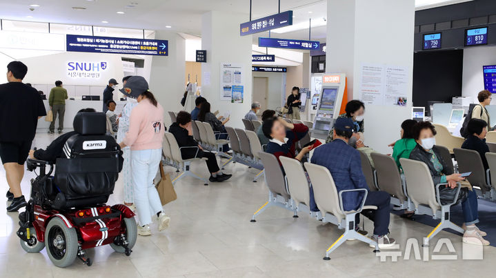 [서울=뉴시스] 김혜진 기자 = 의정갈등으로 촉발된 의료공백 사태에서 발령한 보건의료 위기경보 심각 단계가 오는 20일부로 해제되는 가운데 지난 17일 오후 서울 시내의 한 대학병원에서 환자와 보호자들이 이동하는 모습. 2025.10.17. jini@newsis.com