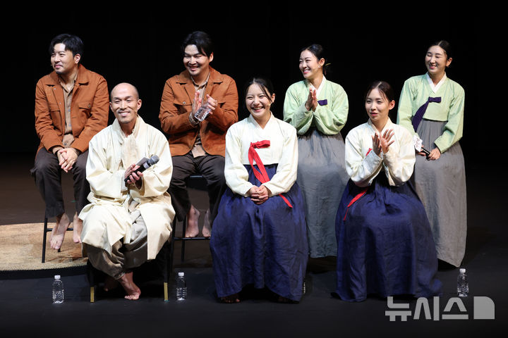 [서울=뉴시스] 박진희 기자 = 국립정동극장 개관 30주년 기념작 '서편제: The Original' 배우 박성우(왼쪽부터), 안이호, 정보권, 김우정, 박자희, 박지현, 서진실이 17일 서울 중구 정동극장에서 국립정동극장 개관 30주년 기념작 '서편제: The Original' 기자간담회를 하고 있다. 2025.10.17. pak7130@newsis.com