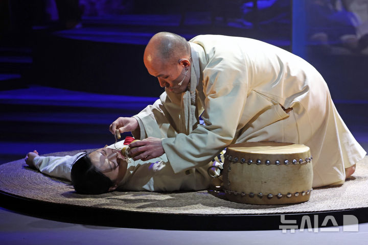 [서울=뉴시스] 박진희 기자 = 국립정동극장 개관 30주년 기념작 '서편제: The Original' 배우들이 17일 서울 중구 정동극장에서 1막 주요 장면을 시연하고 있다. 2025.10.17. pak7130@newsis.com