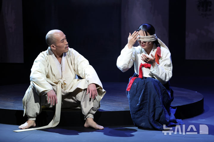 [서울=뉴시스] 박진희 기자 = 국립정동극장 개관 30주년 기념작 '서편제: The Original' 배우들이 17일 서울 중구 정동극장에서 1막 주요 장면을 시연하고 있다. 2025.10.17. pak7130@newsis.com