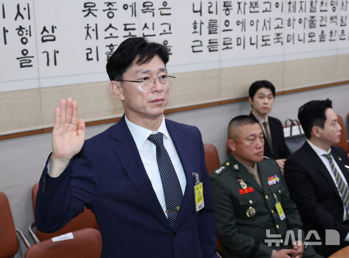 [서울=뉴시스] 김금보 기자 = 임성근 전 해병대1사단장이 지난 17일 서울 여의도 국회에서 열린 법제사법위원회의 군사법원에 대한 국정감사에서 선서를 하고 있다. 2025.10.17. kgb@newsis.com
