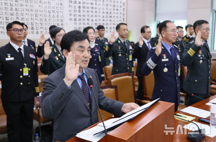 [서울=뉴시스] 김금보 기자 = 안규백 국방부 장관이 17일 서울 여의도 국회에서 열린 법제사법위원회의 군사법원에 대한 국정감사에서 선서를 하고 있다. 2025.10.17. kgb@newsis.com